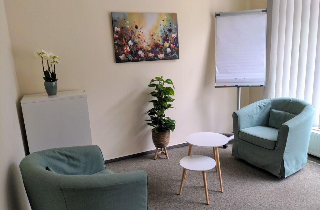 Eingangsbereich der Praxis für Psychotherapie von Dipl.-Psych. Franziska Fittkau in Pinneberg. Heller, einladender Raum mit modernen Möbeln und beruhigender Atmosphäre.